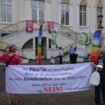 Du, Pilot*in auf dem Flugfeld - Kundgebung vor dem Alten Bonner Rathaus (2021) zum Flaggentag der "Städte für das Atomwaffenverbot / Mayors for Peace"